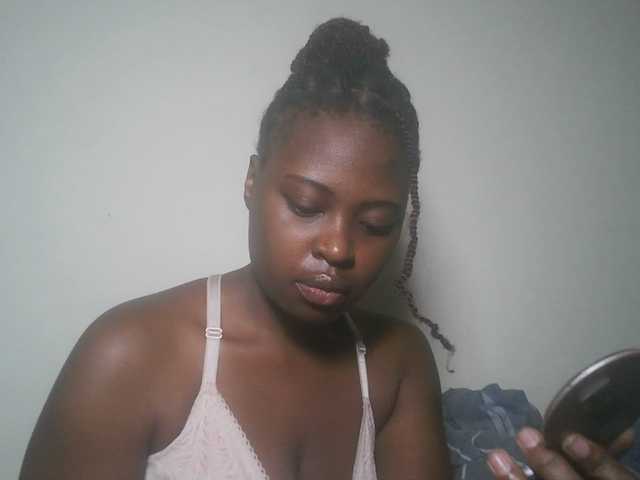 le modèle DaisyafterDark_ est en webcam porno dans un show sur le site bongacams, il possède les tags suivants: Ebony,Redhead,Trimmed