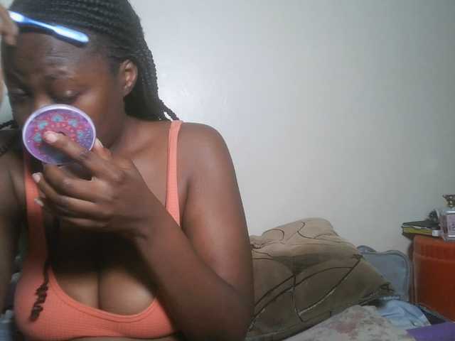 le modèle DaisyafterDark_ est en webcam porno dans un show sur le site bongacams, il possède les tags suivants: Ebony,Brunette,Trimmed