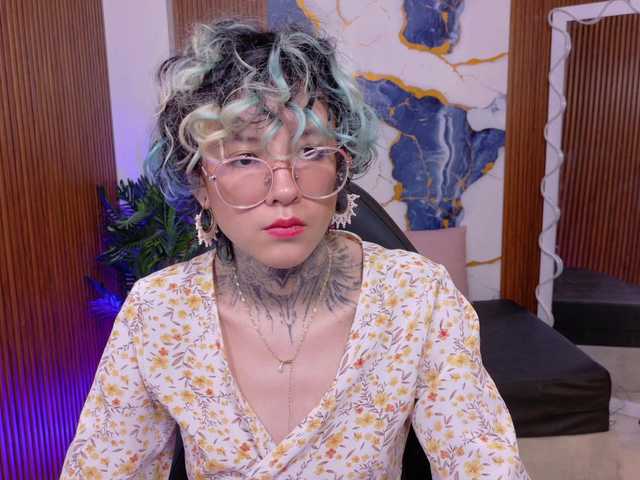 Lyra-tay live cam on BongaCams