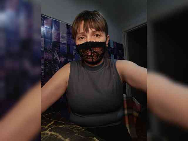 LadyNORA webcam