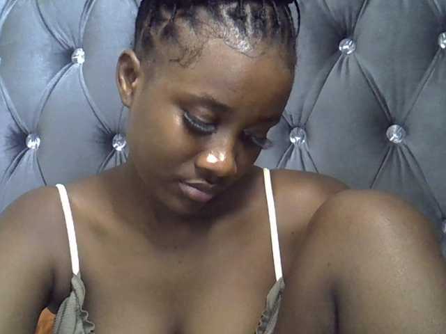 Flirtyarrya live webcam show