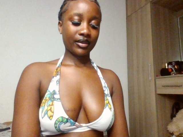 Flirtyarrya live cam on BongaCams