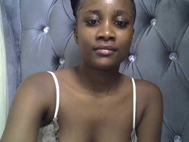 Flirtyarrya live webcam show