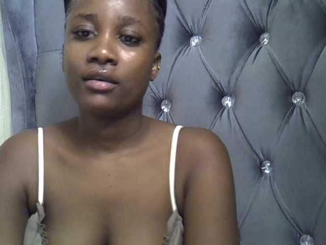 Flirtyarrya live webcam show