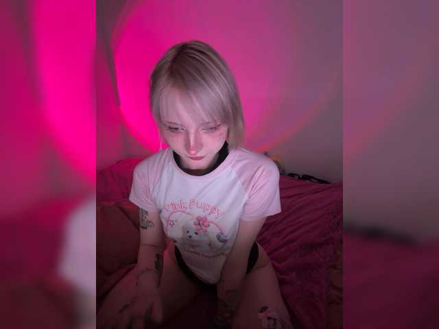 PikmiKira live cam on BongaCams
