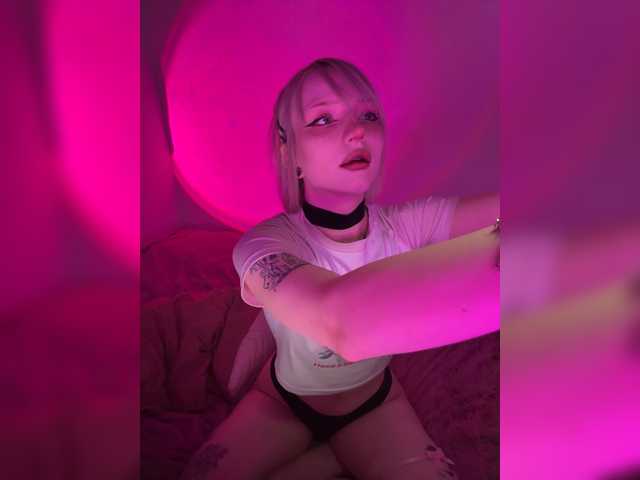PikmiKira live cam on BongaCams