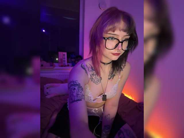 PikmiKira live cam on BongaCams