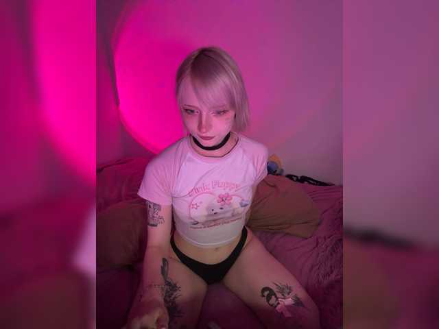 PikmiKira live cam on BongaCams