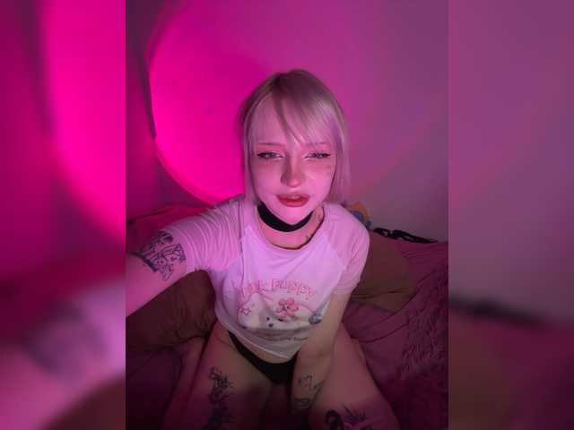 PikmiKira live cam on BongaCams