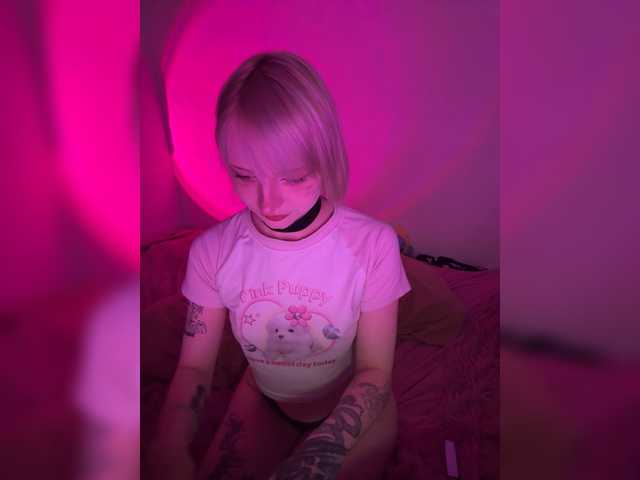 PikmiKira live cam on BongaCams