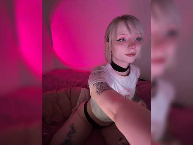 PikmiKira live cam on BongaCams
