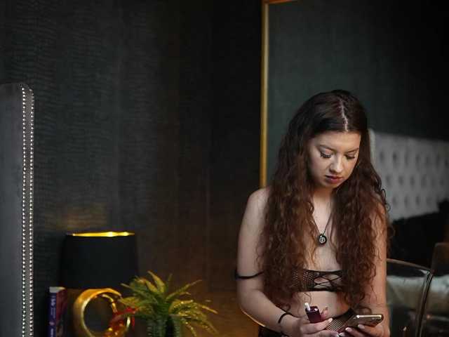 MonaPinky live cam preview