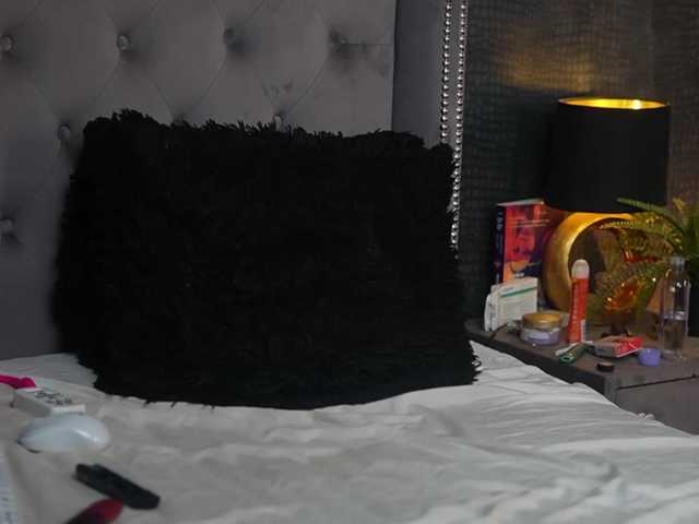 MonaPinky live cam preview