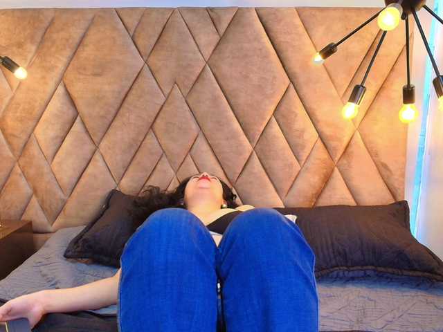 EsmeMiller live cam on BongaCams