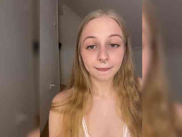 MiaMeowaaa webcam
