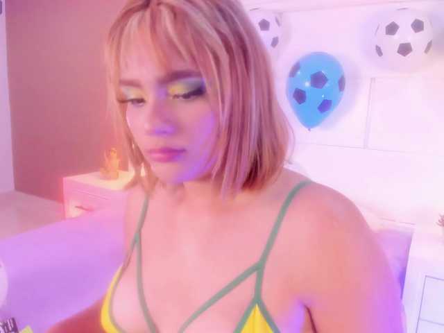 Evaa-Holly live cam on BongaCams