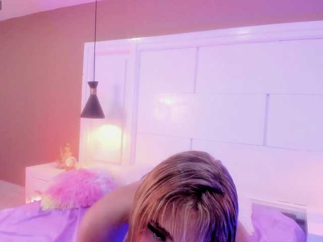 Evaa-Holly live cam on BongaCams