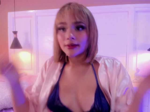 Evaa-Holly live cam on BongaCams