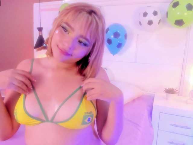 Evaa-Holly live cam on BongaCams