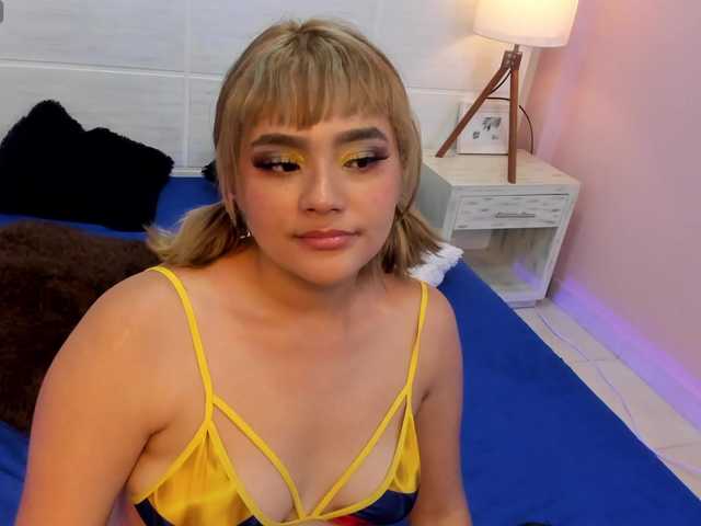 Evaa-Holly live cam on BongaCams