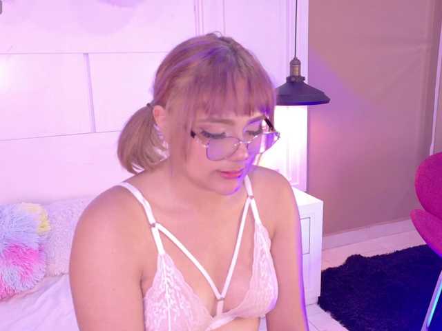 Evaa-Holly live cam on BongaCams