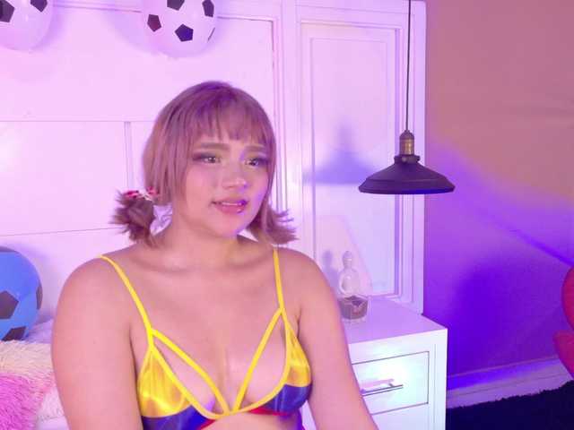Evaa-Holly live cam on BongaCams