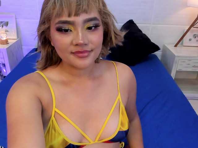 Evaa-Holly live cam on BongaCams