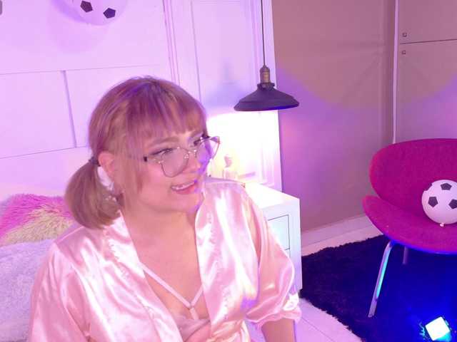 Evaa-Holly live cam on BongaCams