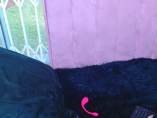 BigClitSlimTea22 live cam on BongaCams