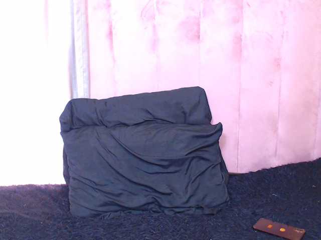 BigClitSlimTea22 live cam on BongaCams
