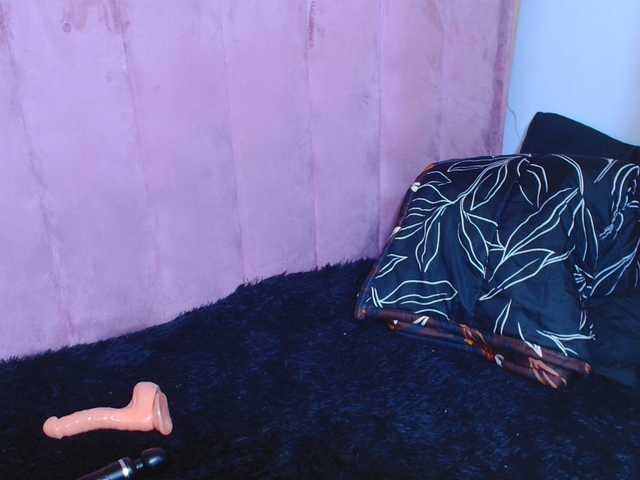 BigClitSlimTea22 live cam on BongaCams