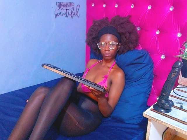 BigClitSlimTea22 live cam on BongaCams