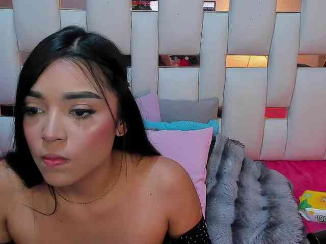 NauthyNahomi webcam
