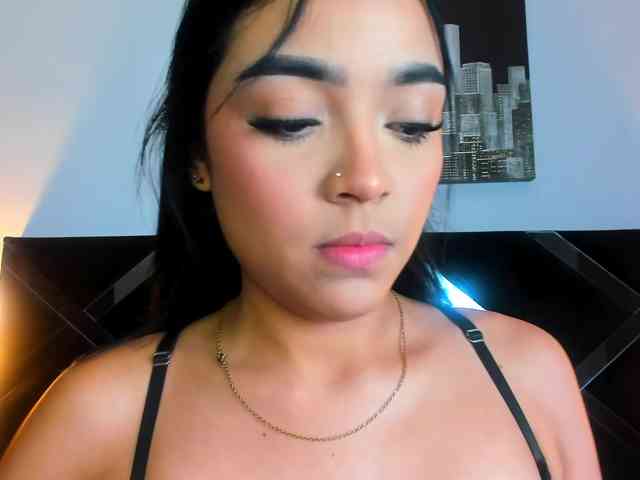NauthyNahomi webcam