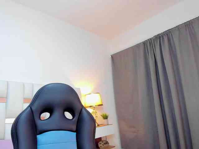 NauthyNahomi webcam