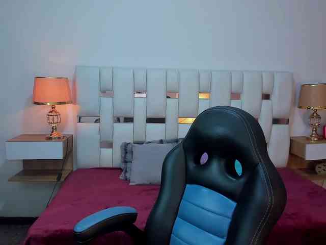 NauthyNahomi Sex Cam Show