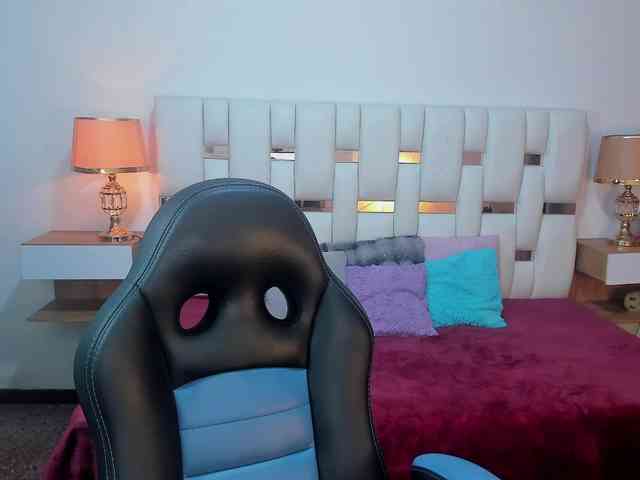 NauthyNahomi webcam