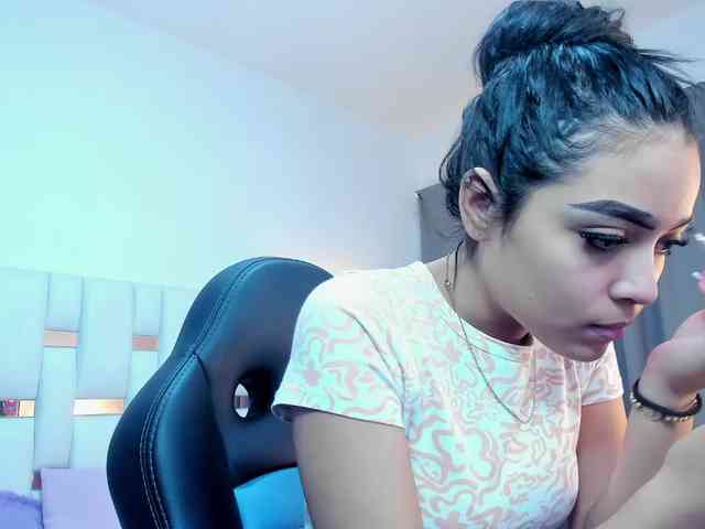 NauthyNahomi webcam