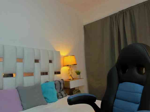 NauthyNahomi webcam