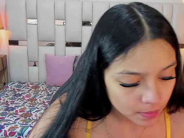 NauthyNahomi webcam