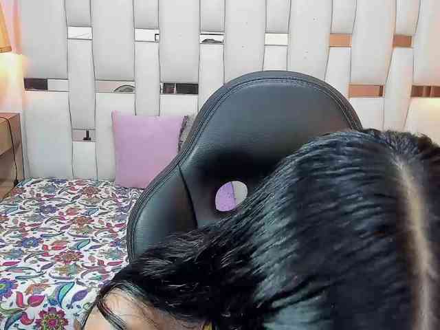 NauthyNahomi webcam