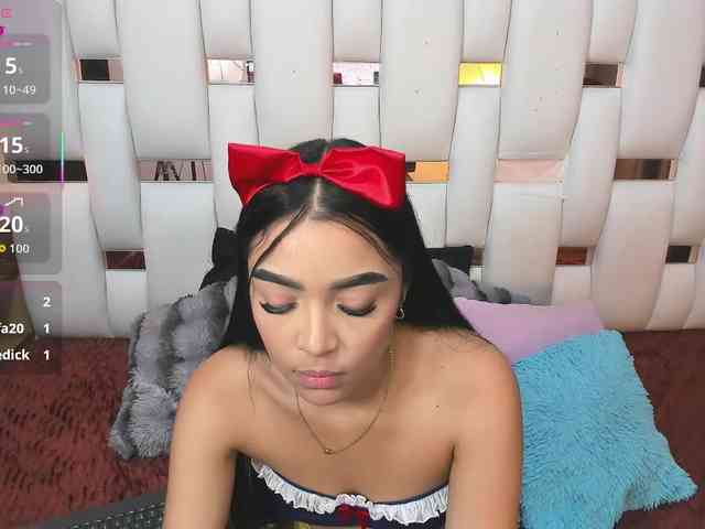 NauthyNahomi webcam