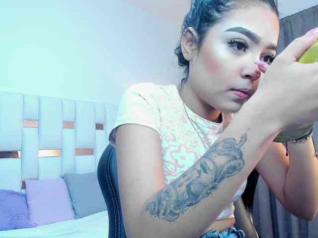 NauthyNahomi webcam