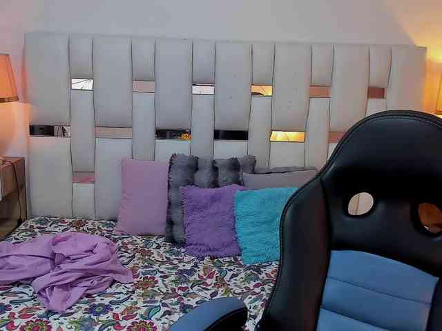 NauthyNahomi webcam