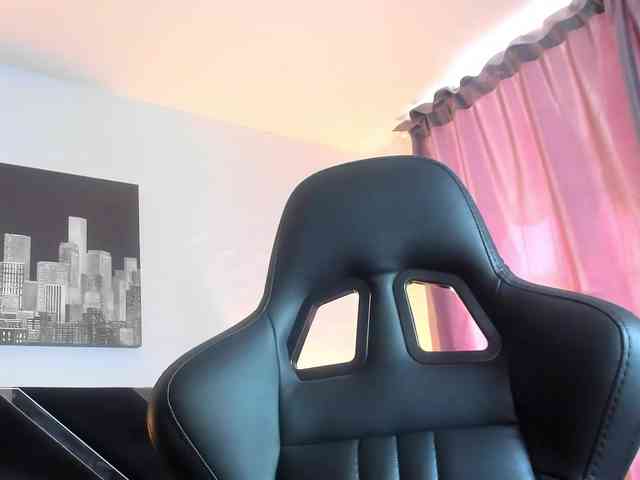 NauthyNahomi webcam