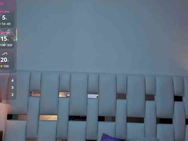 nauthynahomi's live room