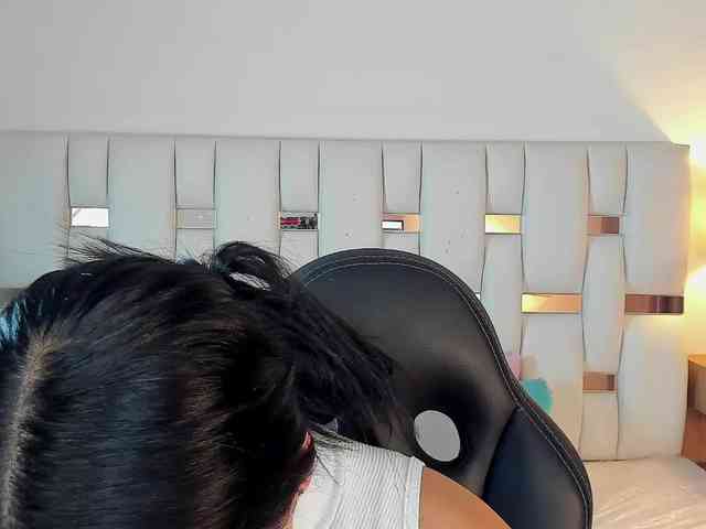 NauthyNahomi webcam