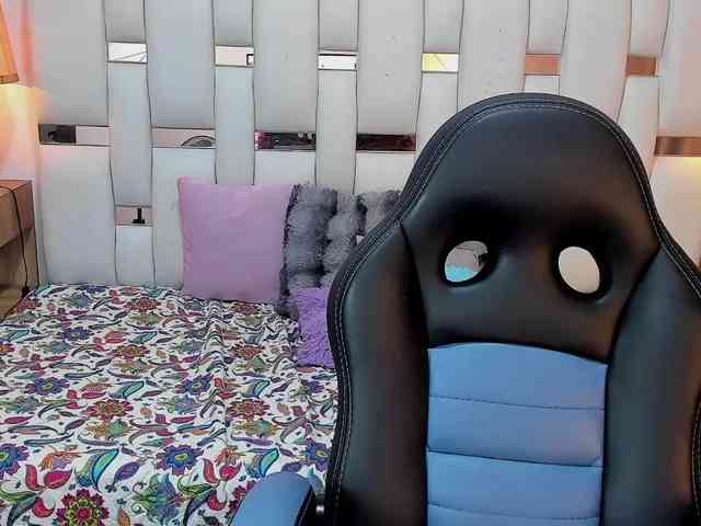 NauthyNahomi webcam