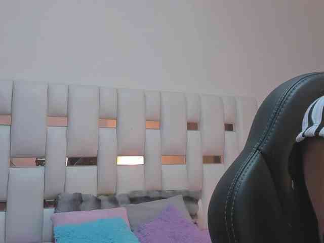 NauthyNahomi webcam
