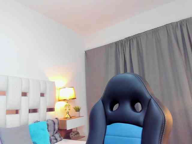 NauthyNahomi webcam